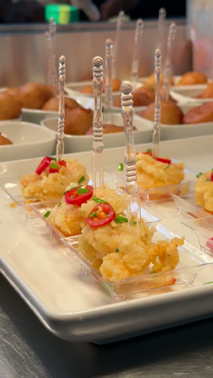 Crispy canapé bites with chilli garnish — catering video